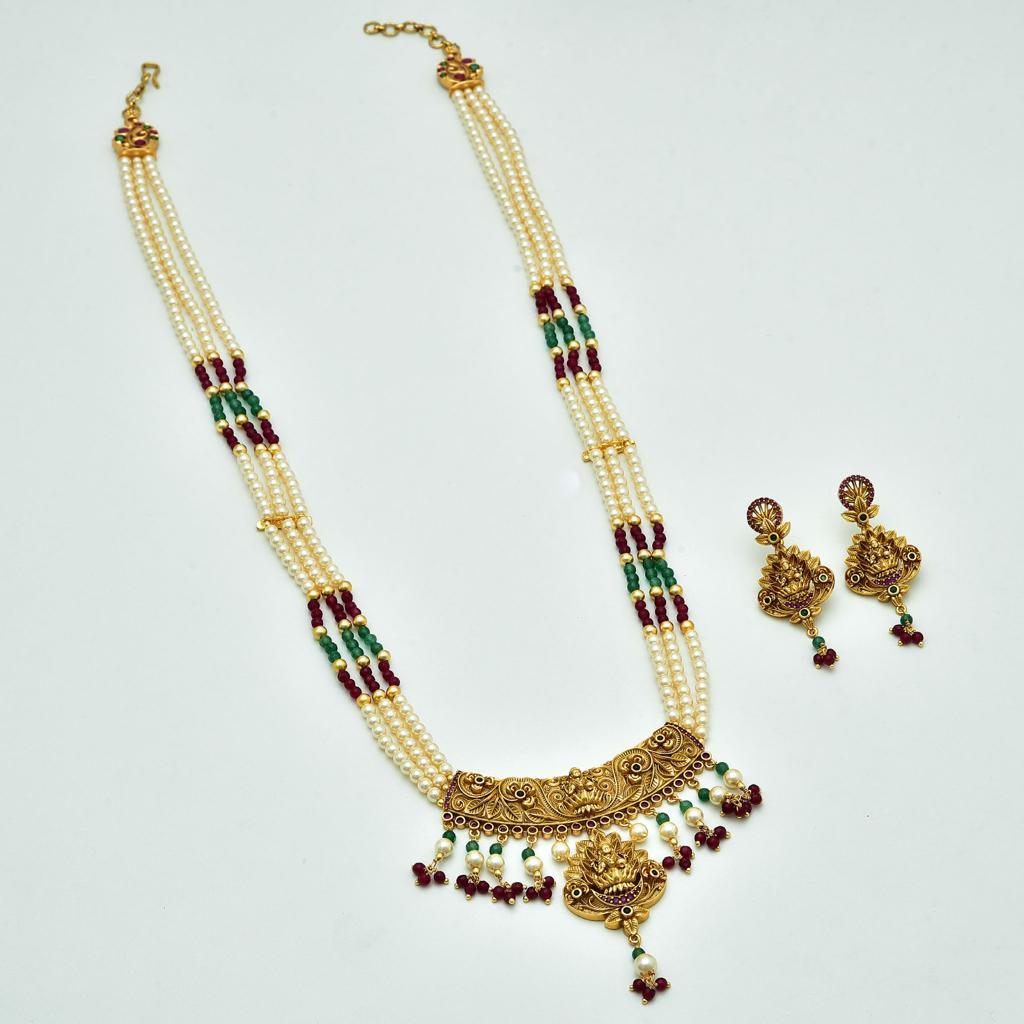 Three layer pearl set